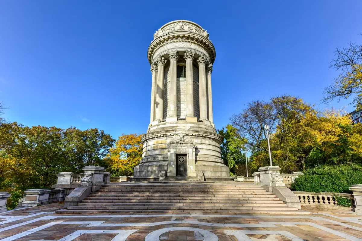 A front facing view of the Soldiers' and Sailors' Monument in NYC